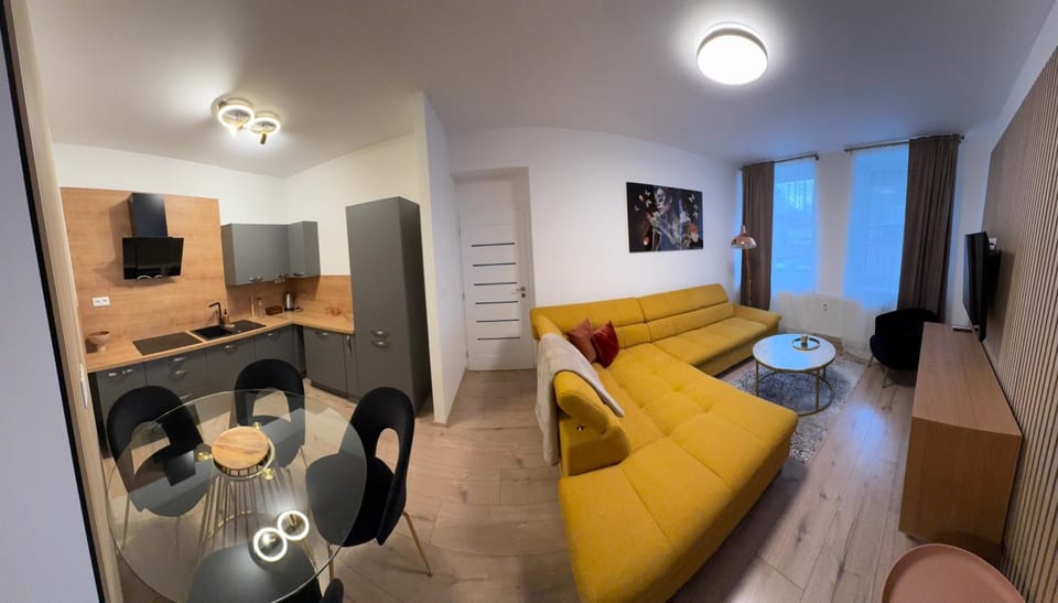 Communal lounge/ TV room, TV and multimedia, Kitchen or kitchenette, Living room, Seating area, Dining area, Evening entertainment