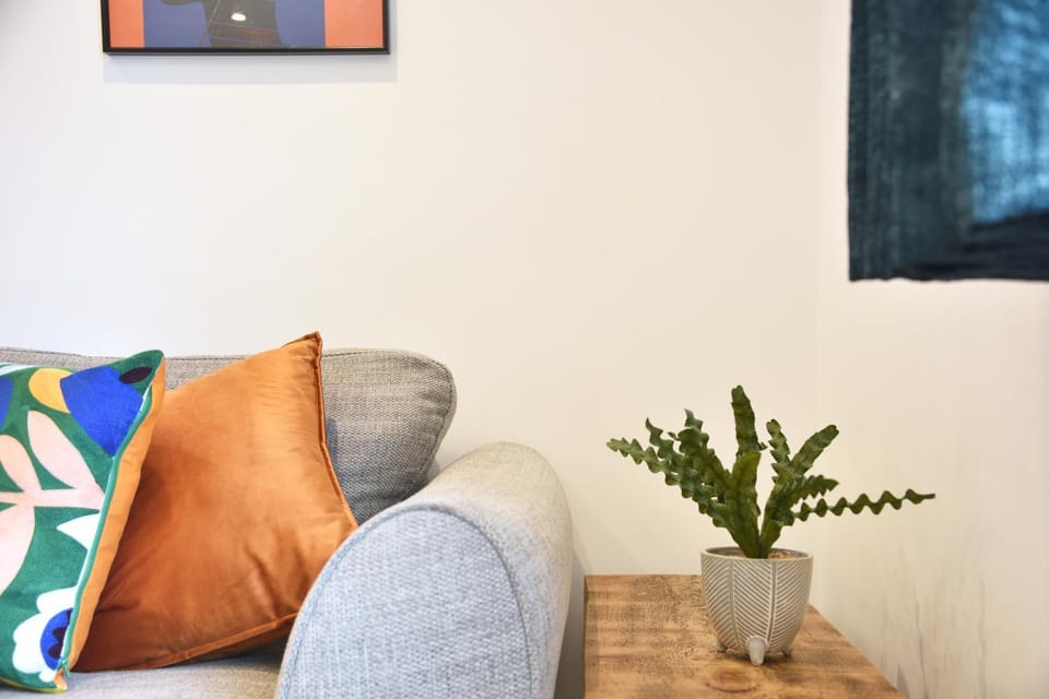 Modern 2 Bed Bromley Apartment Near Town Centre With Parking Apartment in Bromley