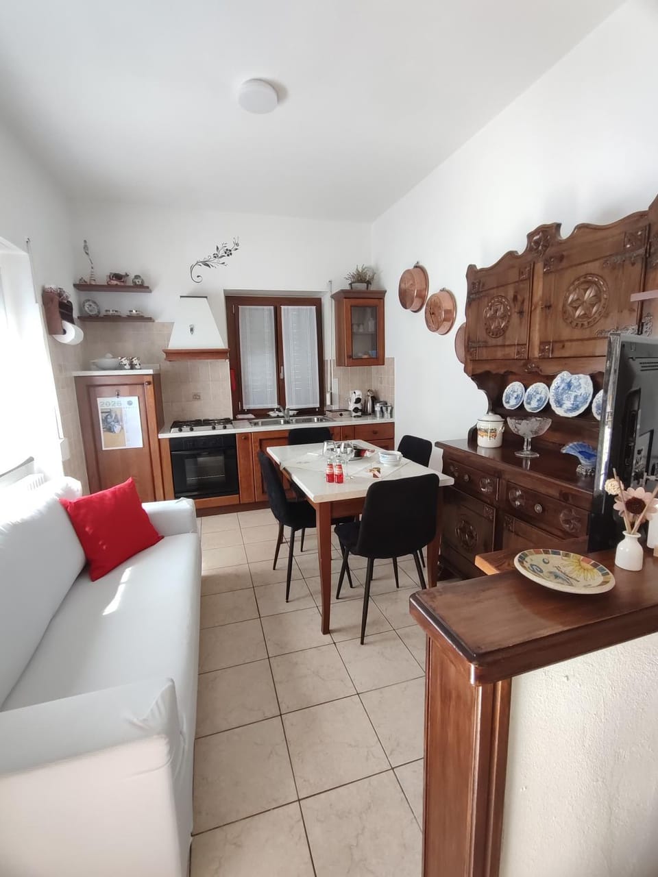 Kitchen or kitchenette, Living room, Seating area, Dining area