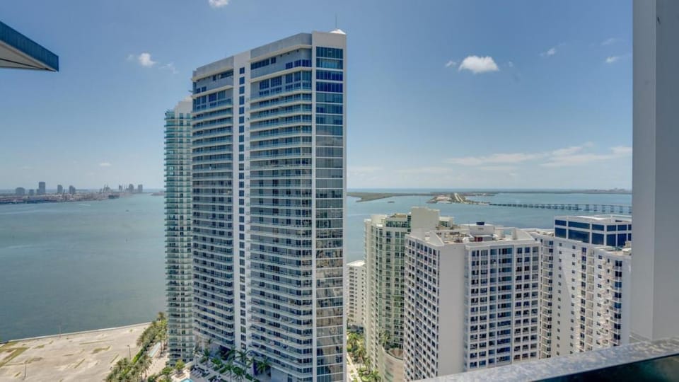 Brickell Luxury 1BR Condo with Parking Workspace Apartment in Brickell