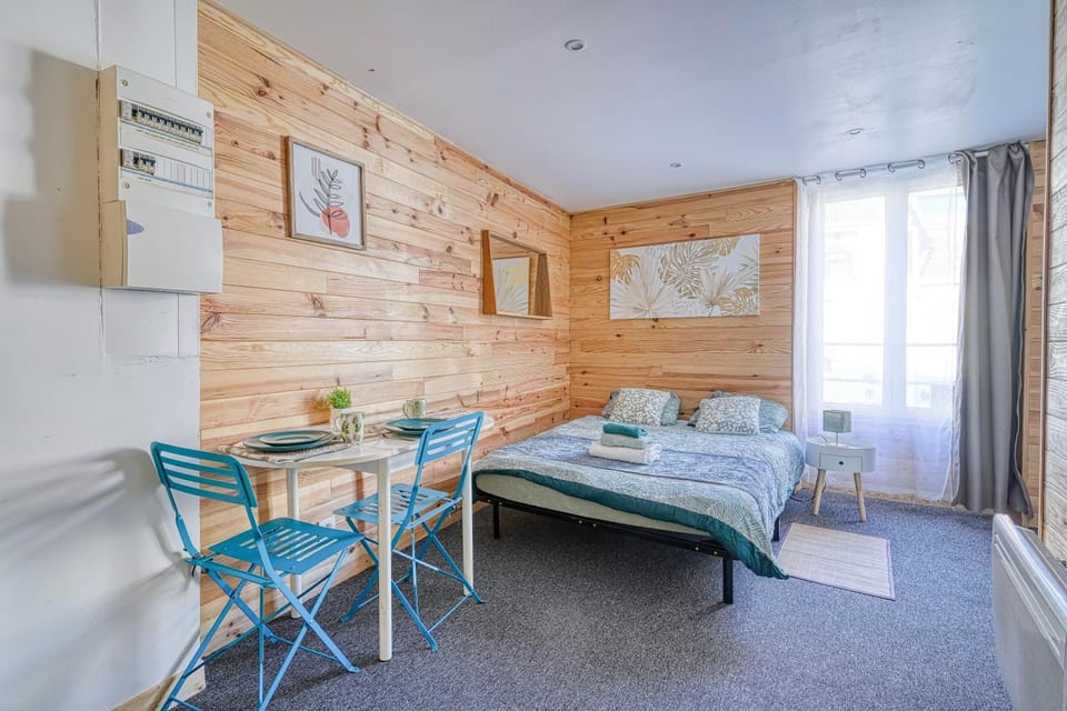 Bed, Dining area, Bedroom