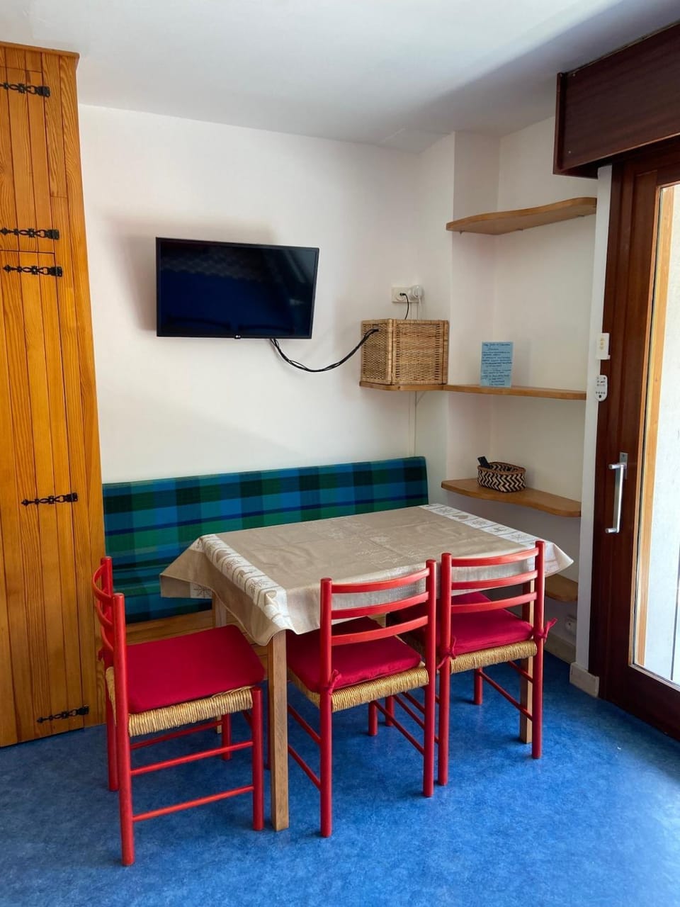 TV and multimedia, Dining area