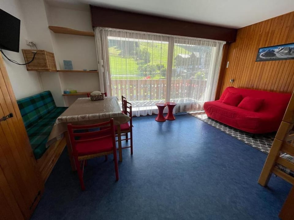 Bed, TV and multimedia, Living room, Seating area, Dining area