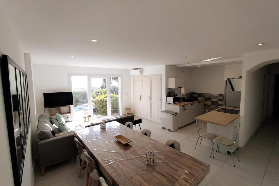 Kitchen or kitchenette, Living room, Dining area