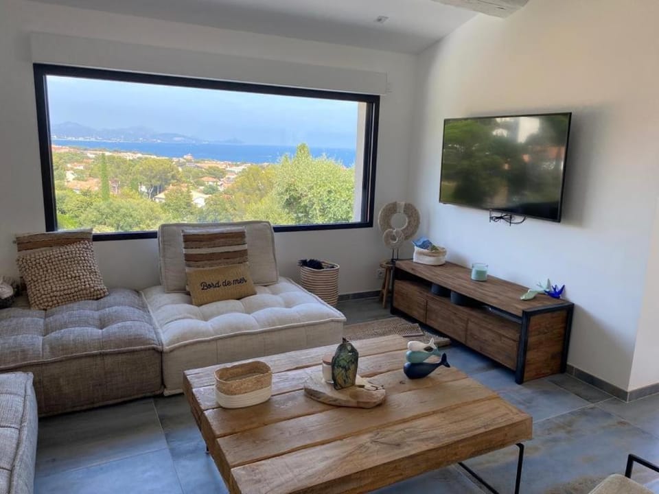 Communal lounge/ TV room, Sea view