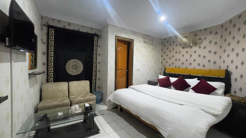 Bed, TV and multimedia, Living room, Photo of the whole room, Bedroom