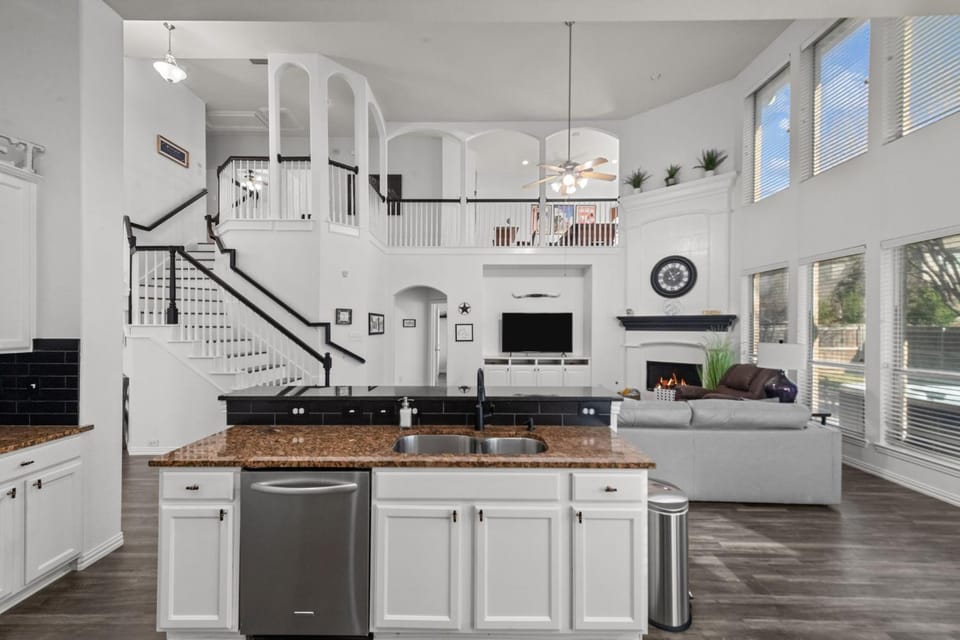 Kitchen or kitchenette, dishwasher, minibar