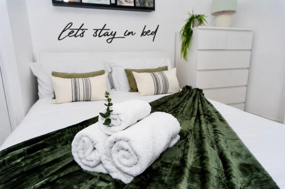Bed, Bedroom, towels