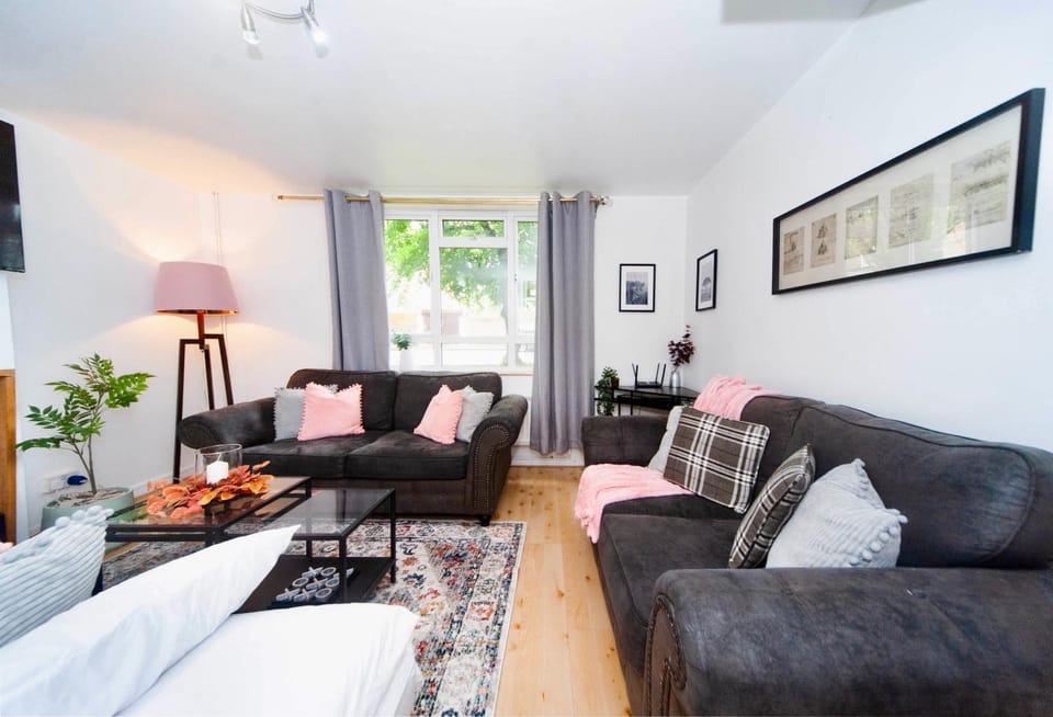 Bed, TV and multimedia, Living room, Photo of the whole room