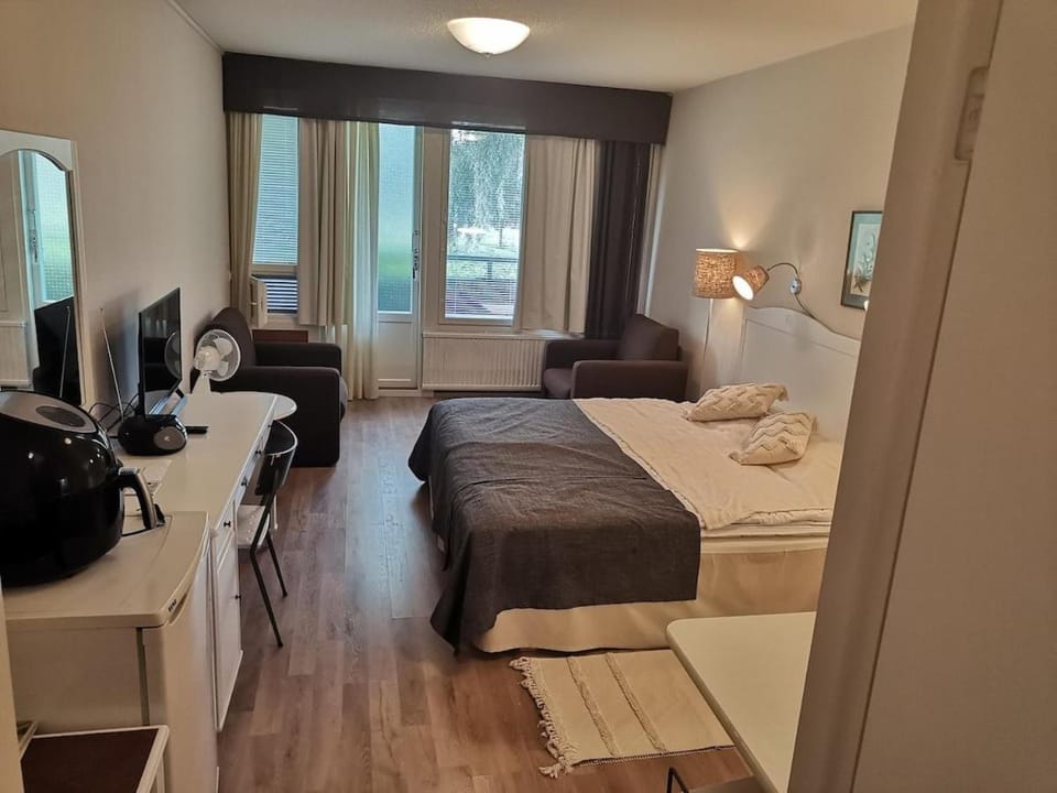 TV and multimedia, Living room, Photo of the whole room, Seating area, Bedroom