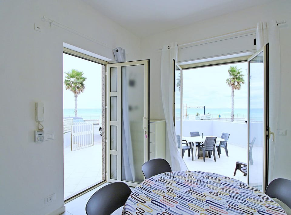 Dining area, Sea view, Inner courtyard view, kitchen