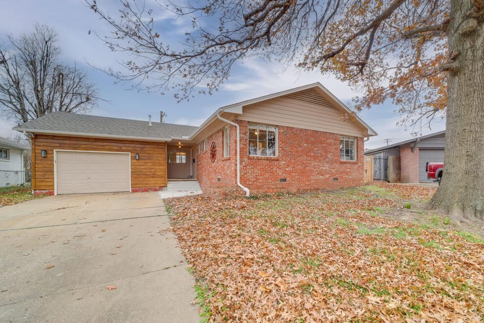 6 Mi to Dtwn: Dog-Friendly Home w/ Yard in Tulsa House in Tulsa