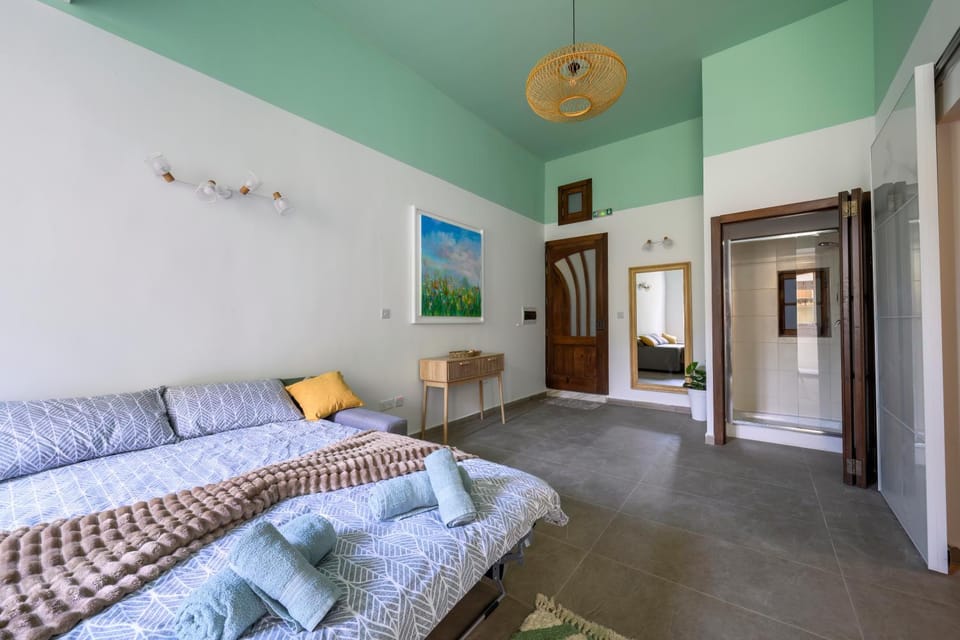 Shower, Living room