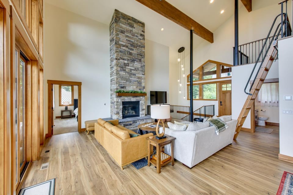 Stunning View! Peaceful & Modern Schweitzer Chalet House in Idaho