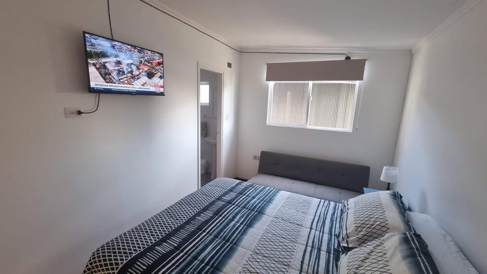 Bed, TV and multimedia, Photo of the whole room, Bedroom