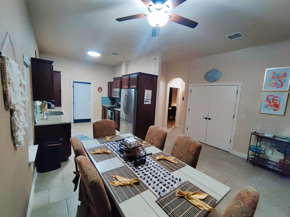 Kitchen or kitchenette, Seating area, Dining area, minibar, oven
