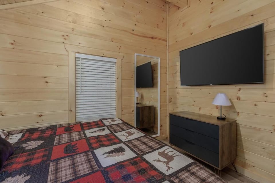 Firefly Haven - Summer Oasis with HOT TUB House in Gatlinburg