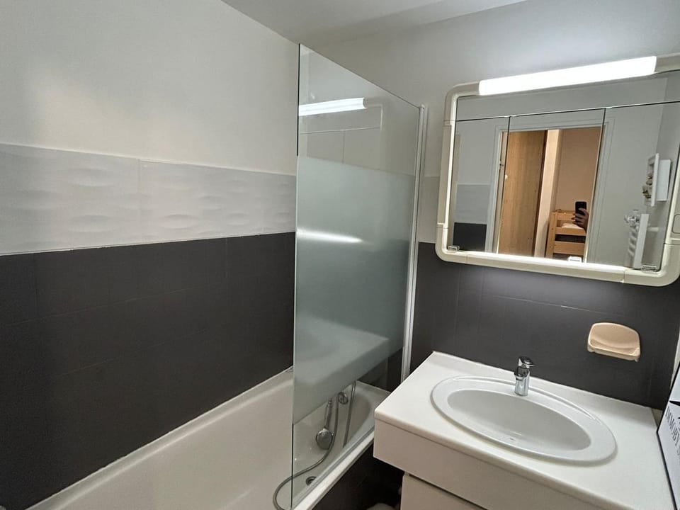 Studio confortable pour 5 personnes au pied des pistes de Super Besse - FR-1-814-3 Apartment in Besse-et-Saint-Anastaise