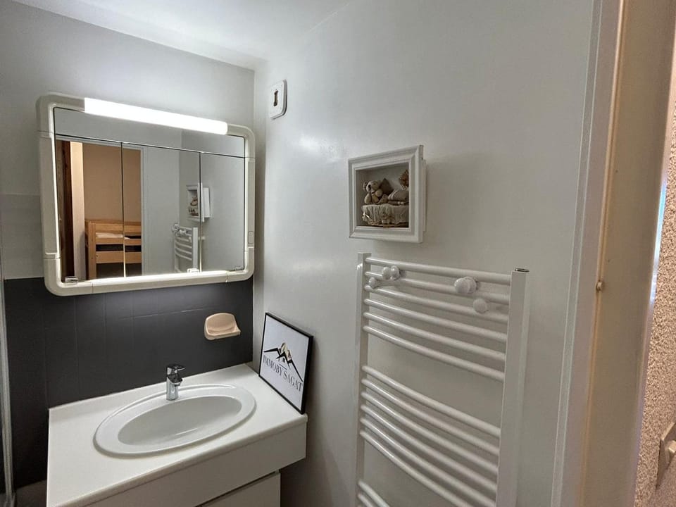 Studio confortable pour 5 personnes au pied des pistes de Super Besse - FR-1-814-3 Apartment in Besse-et-Saint-Anastaise