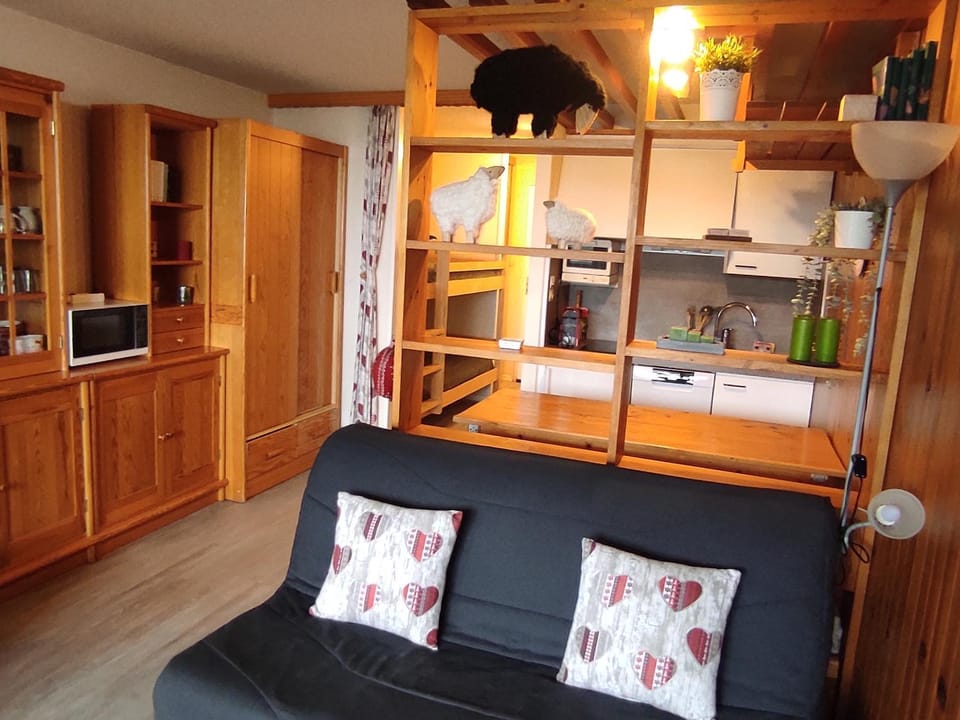 Studio confortable pour 5 personnes au pied des pistes de Super Besse - FR-1-814-3 Apartment in Besse-et-Saint-Anastaise