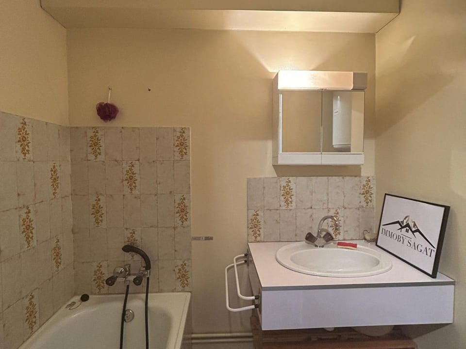 Studio au Cœur de Super Besse avec Balcon Sud et Parking - FR-1-814-19 Apartment in Besse-et-Saint-Anastaise