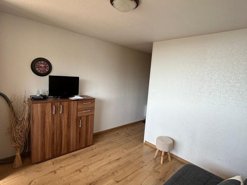 Studio à Super Besse au pied des pistes - FR-1-814-27 Apartment in Besse-et-Saint-Anastaise