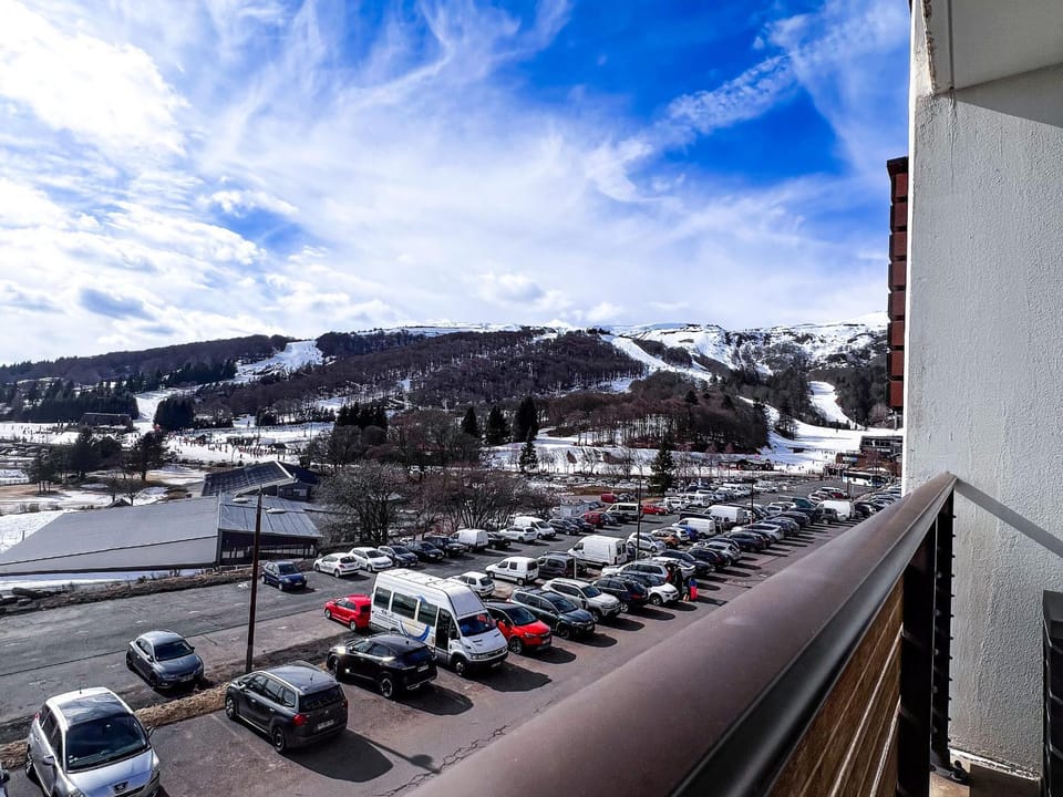 Appartement 6 pers, Wi-Fi, proche pistes ski, garage privé, vue lac et montagnes - FR-1-814-24 Apartment in Besse-et-Saint-Anastaise