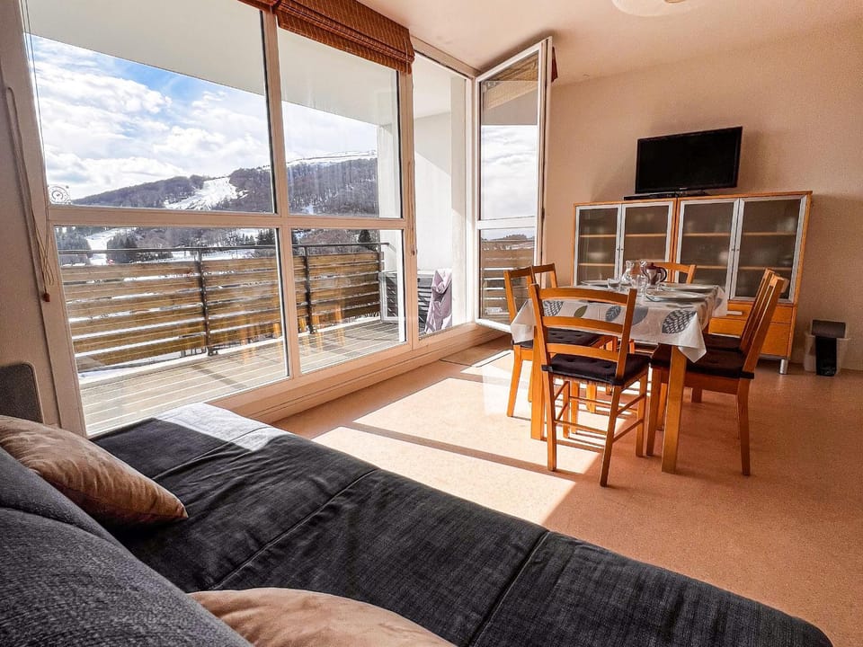 Appartement 6 pers, Wi-Fi, proche pistes ski, garage privé, vue lac et montagnes - FR-1-814-24 Apartment in Besse-et-Saint-Anastaise