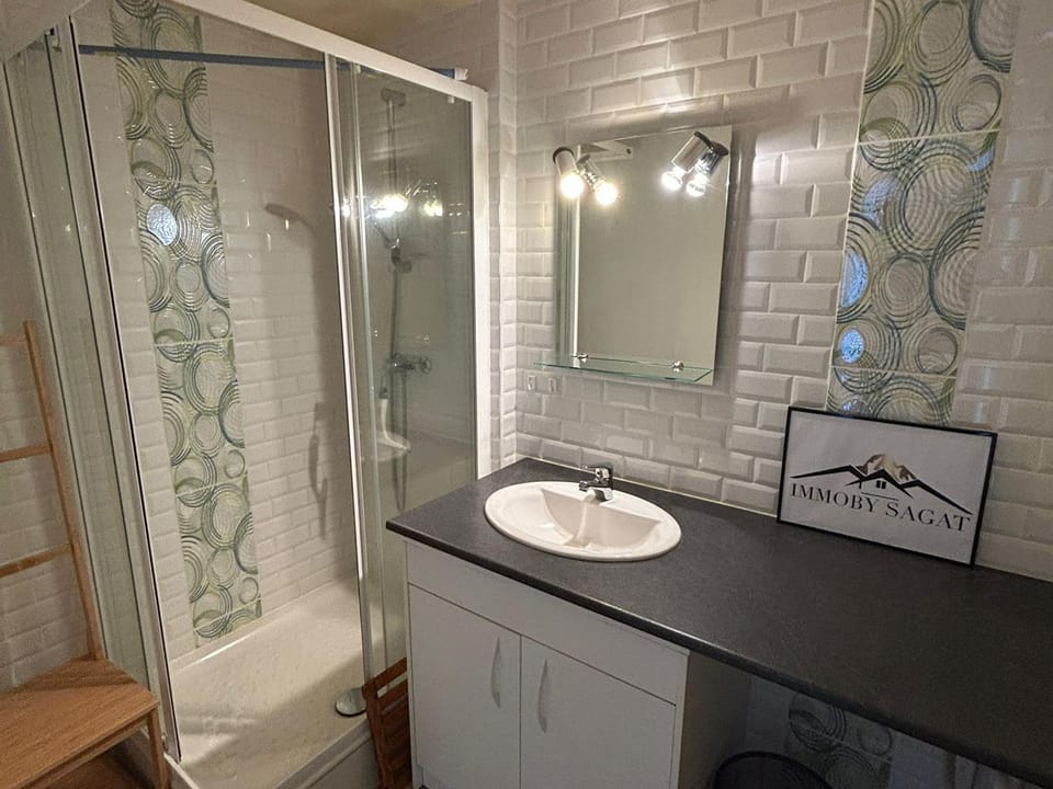 Spacieux Appartement au Pied des Pistes - FR-1-814-21 Apartment in Besse-et-Saint-Anastaise