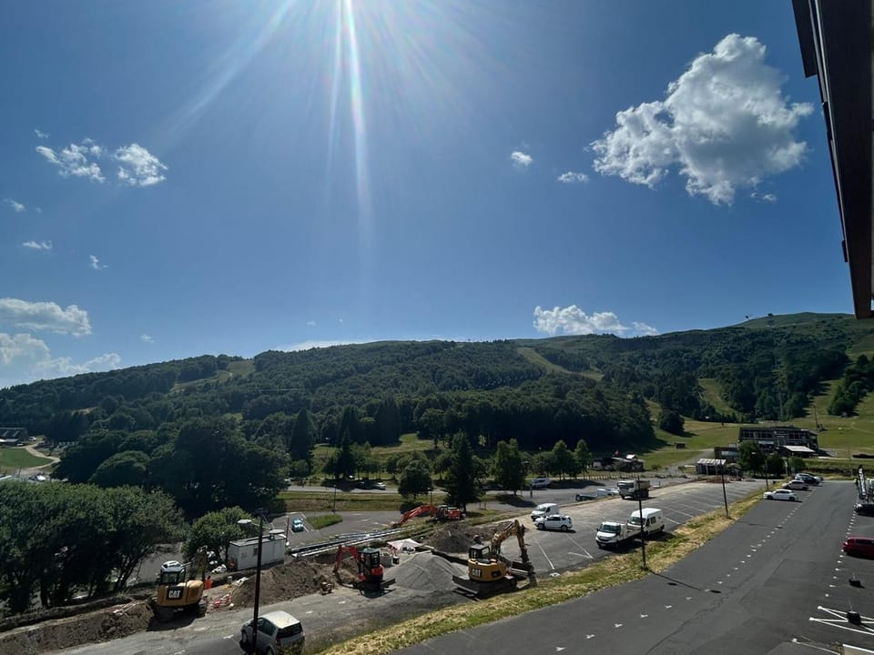 Studio au pied des pistes avec balcon et parking gratuit - FR-1-814-16 Apartment in Besse-et-Saint-Anastaise