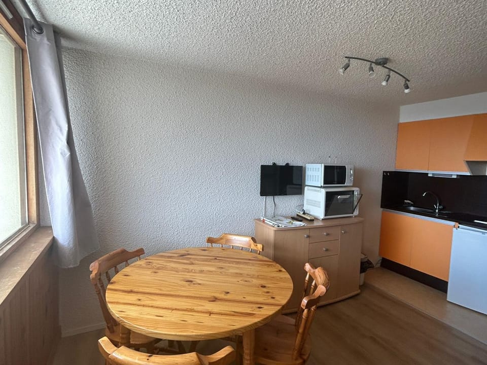 Studio au pied des pistes avec balcon et parking gratuit - FR-1-814-16 Apartment in Besse-et-Saint-Anastaise