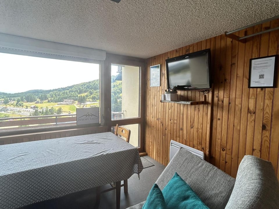 Appartement 2 Chambres - Proche Pistes et Commerces - FR-1-814-48 Apartment in Besse-et-Saint-Anastaise