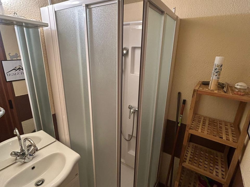 Studio Moderne 4 Pers avec WIFI, Terrasse et Parking Proche des Pistes - FR-1-814-33 Apartment in Besse-et-Saint-Anastaise