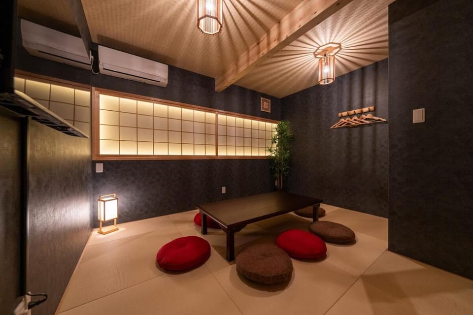 朋 日本の伝統を感じるお宿 関空直結駅前 ベッド14台 お風呂3台 寝室6部屋 Villa in Osaka