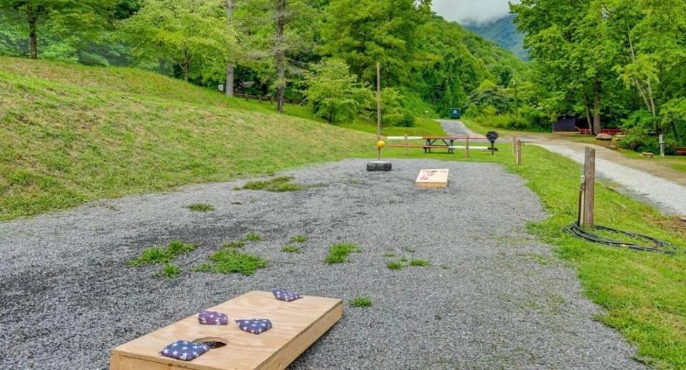 The Hala Lodge and Campground - Roadside Class II -1bed 1bath on Nantahala River Apartment in Stecoah