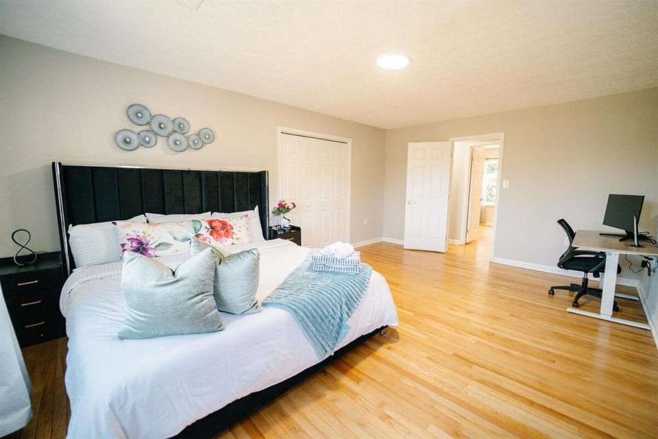 Spacious 5BR 2BA Free Parking Minutes to DC with Foosball House in Dranesville