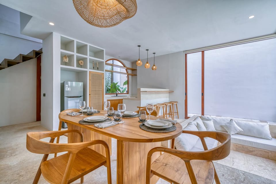 Kitchen or kitchenette, Dining area