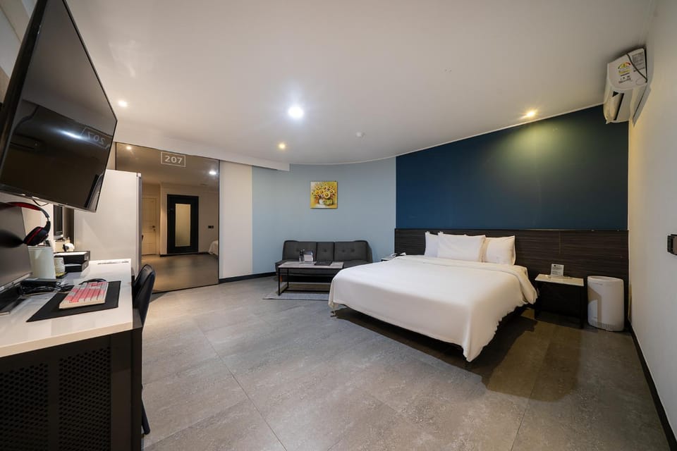 Bed, TV and multimedia, Photo of the whole room, Bedroom, air conditioner