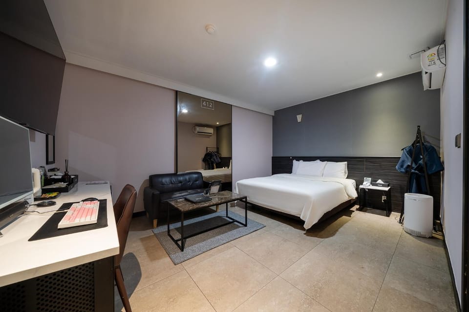 Bed, TV and multimedia, Photo of the whole room, Bedroom, air conditioner