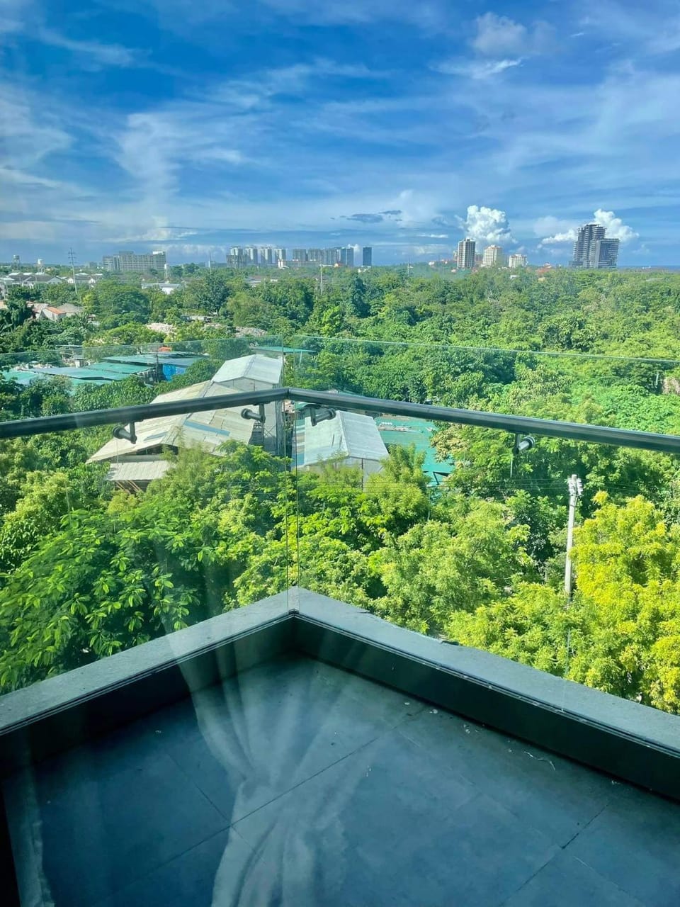 Tambuli Seaside Living - Fully furnished premium studio Apartment in Lapu-Lapu City