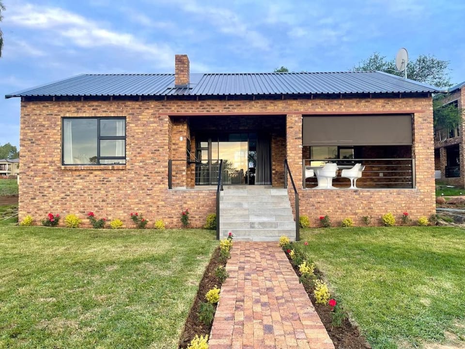 Property building, Patio, Day, Garden, Garden view