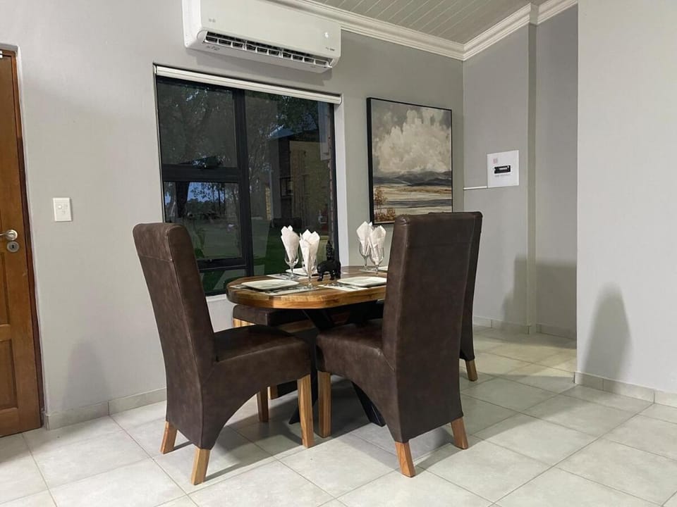 Seating area, Dining area, air conditioner