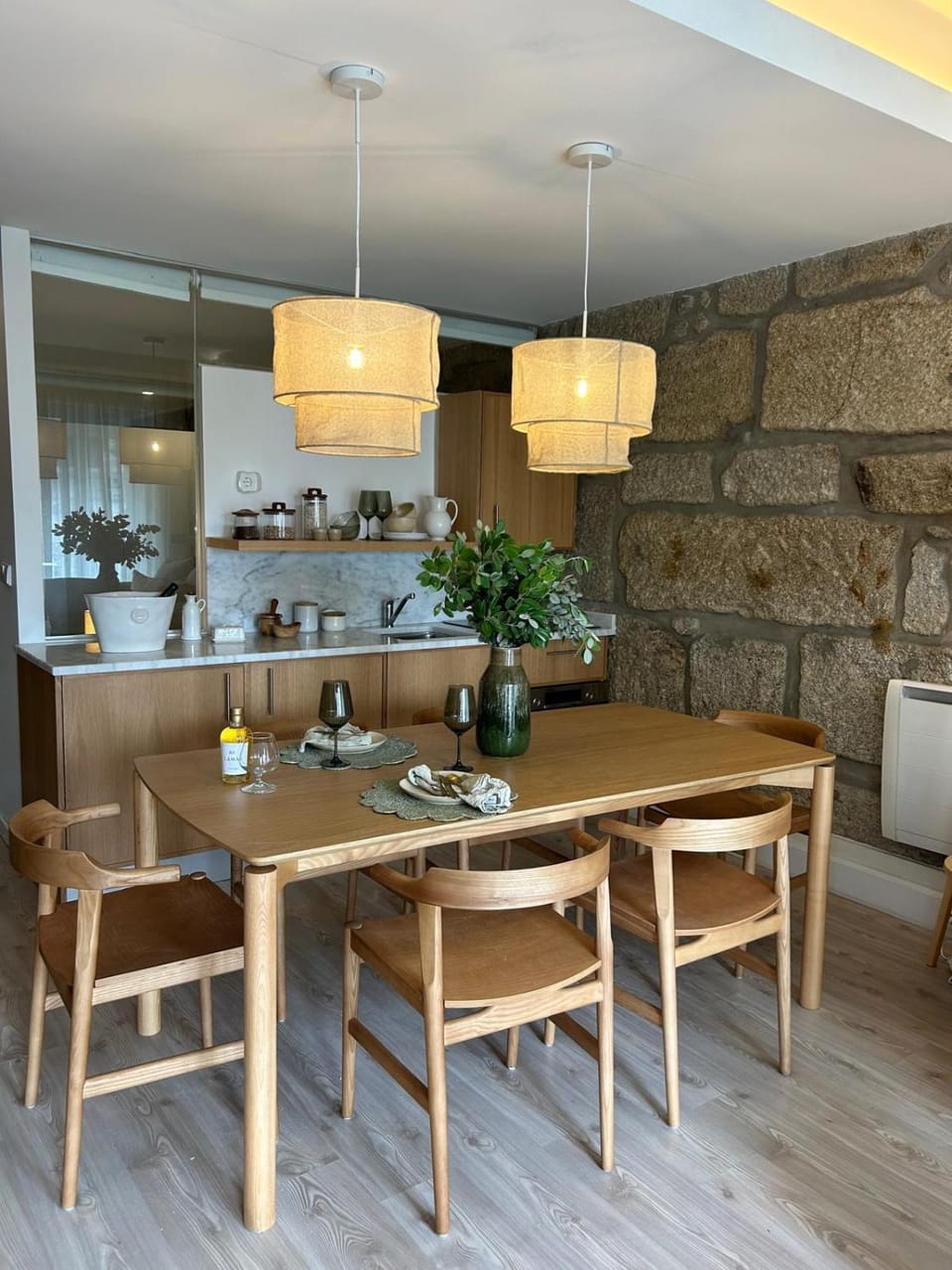 Kitchen or kitchenette, Dining area