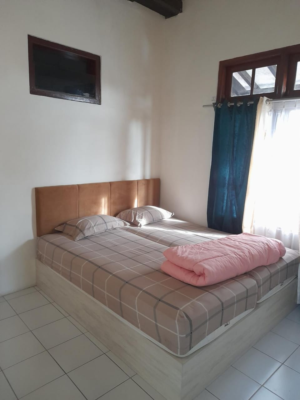 Bed, People, Photo of the whole room, Bedroom, Text overlay, Guests, children, group of guests, air conditioner