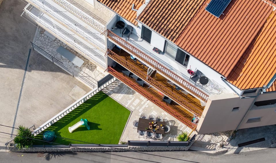 Property building, Day, Bird's eye view, Dining area, Location