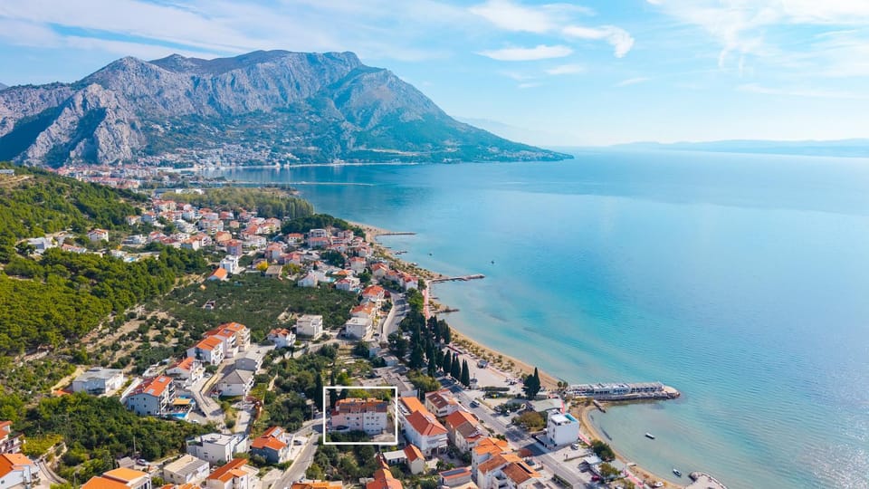 Nearby landmark, Day, Natural landscape, Bird's eye view, Beach, Mountain view, Sea view, Location