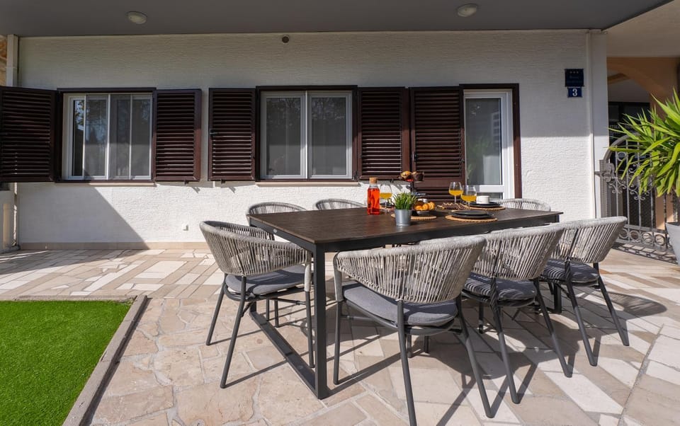 Patio, Day, Seating area, Dining area
