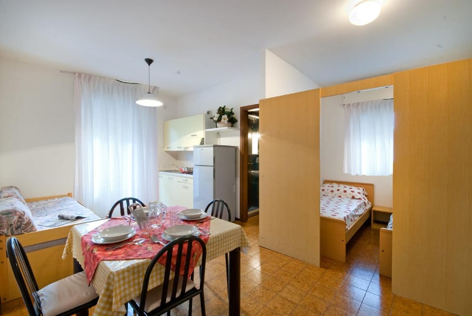 Bed, Kitchen or kitchenette, Living room, Dining area, Bedroom