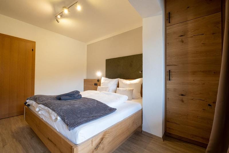 Bed, Bedroom, towels, wardrobe