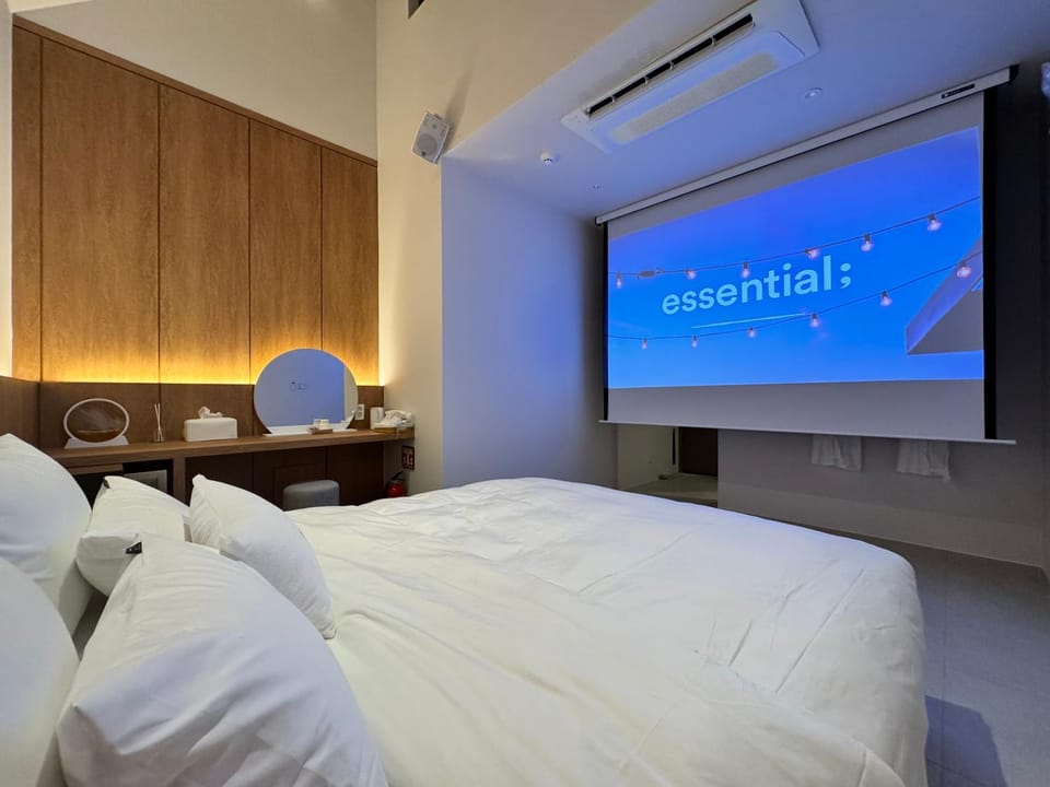 Bed, TV and multimedia, Bedroom